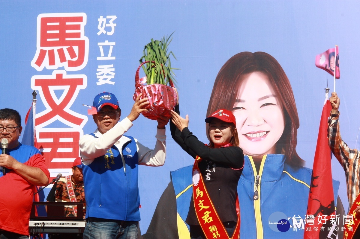 林明溱縣長贈蒜預祝當選。（記者扶小萍攝）