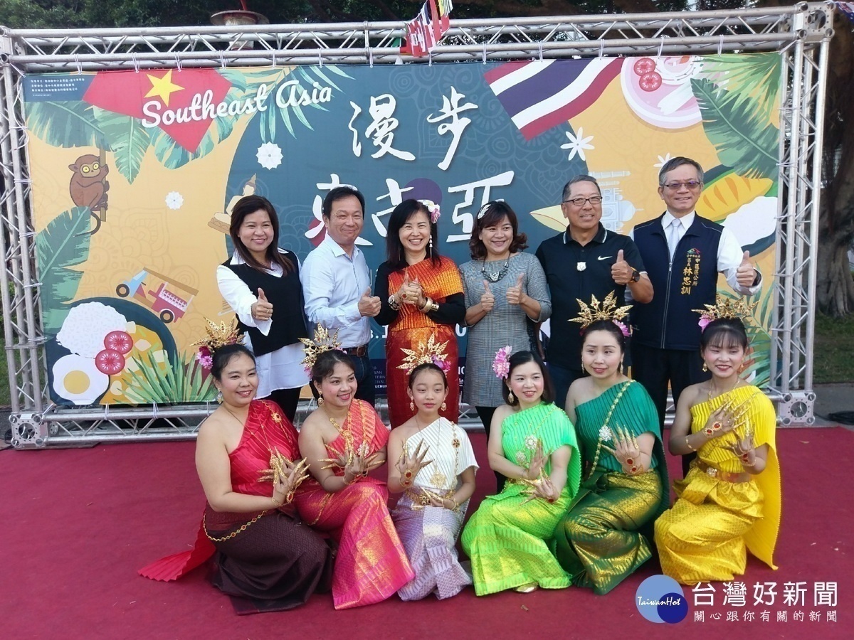 經發局主任秘書蔡珍珍(左3)中區自由路商圈主委陳瑛宗(左2)財團法人台灣新移民協會創會長麥玉珍(左1)中區區長林忠訓(右1)為活動站台