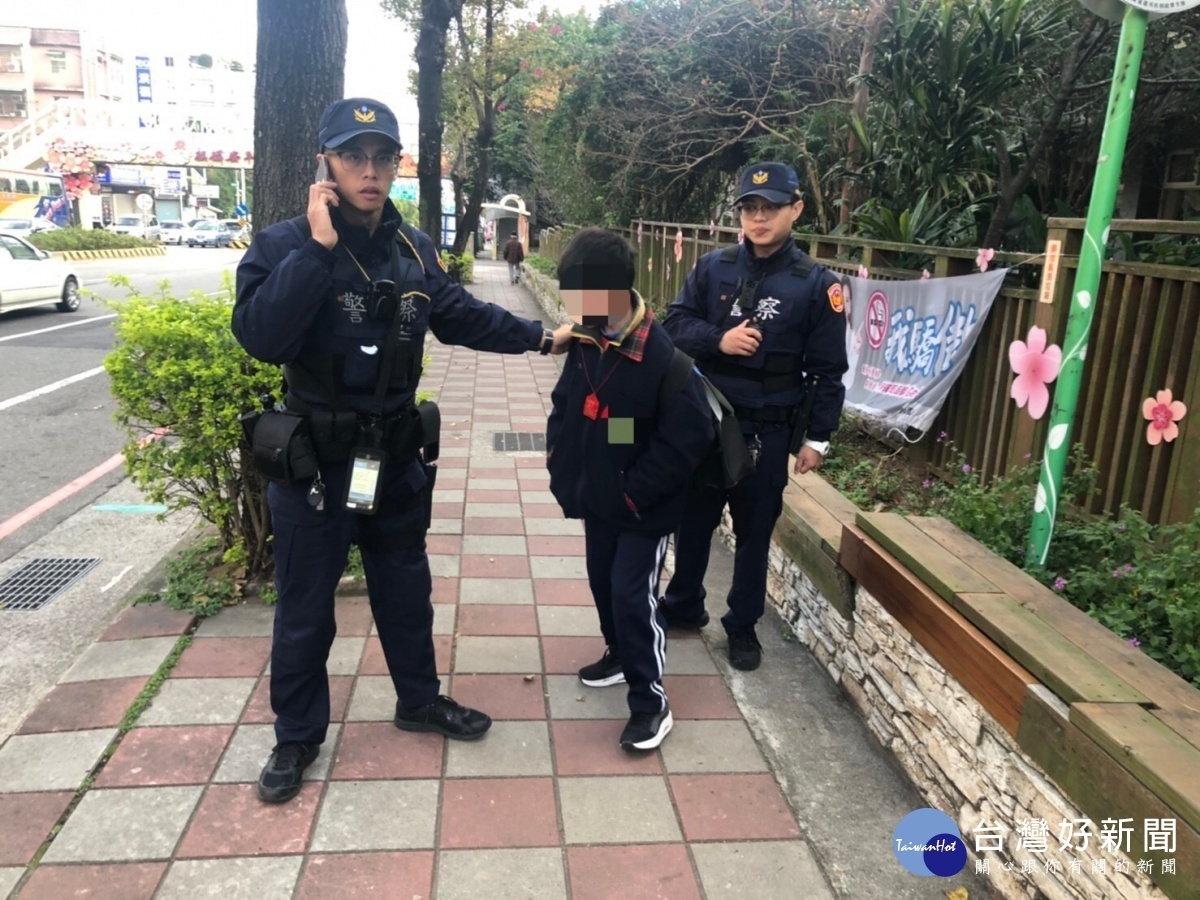 員警在清晨寒風中發現小六童獨躺街邊長椅，聯繫上家屬協助返家。