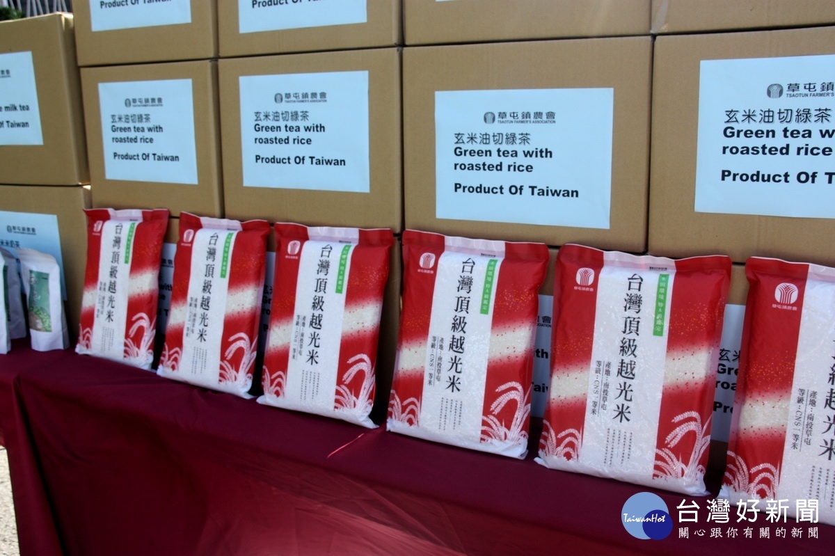 台灣頂級越光米小包裝外銷。（記者扶小萍攝）
