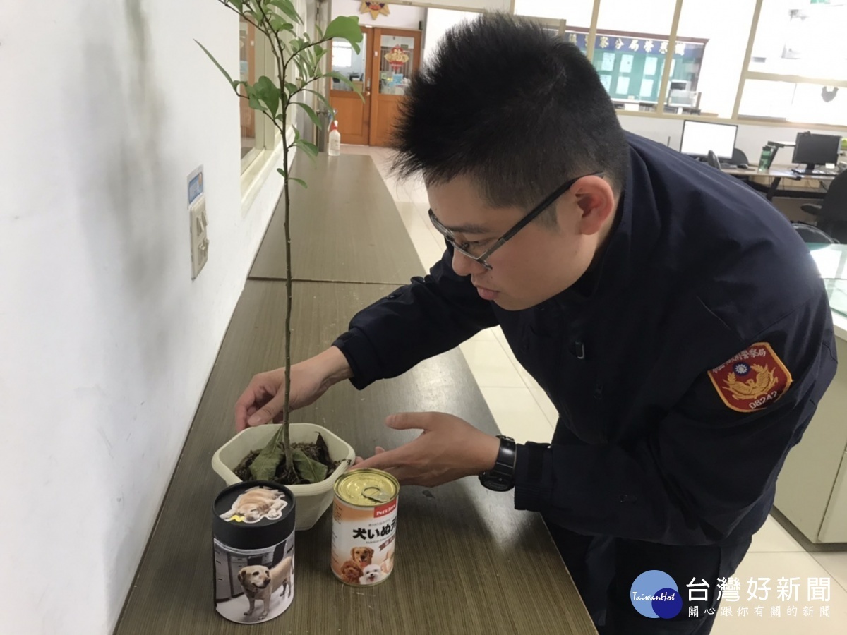 平鎮派出所飼養的「警犬拉拉」老死,協助不少員警順利辦案,員警集資樹葬守護駐所。