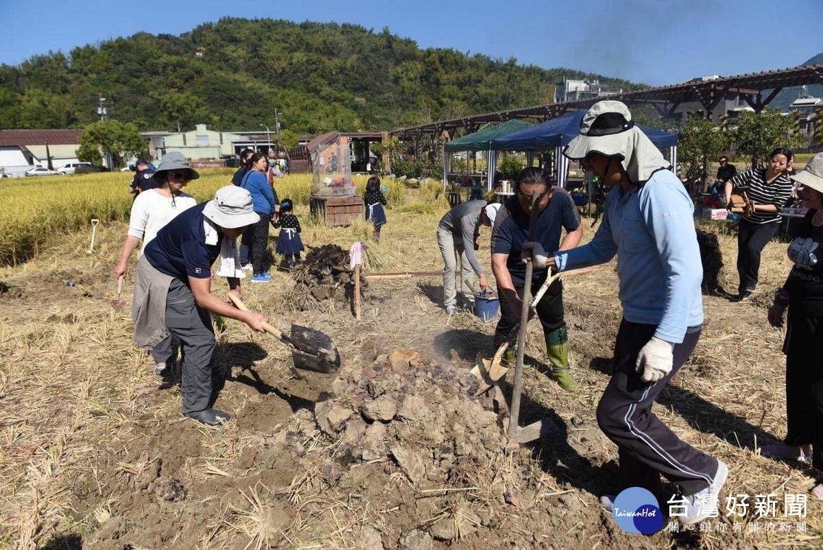 挖土塊、堆土窯，參與民眾好忙。〈記者吳素珍攝〉