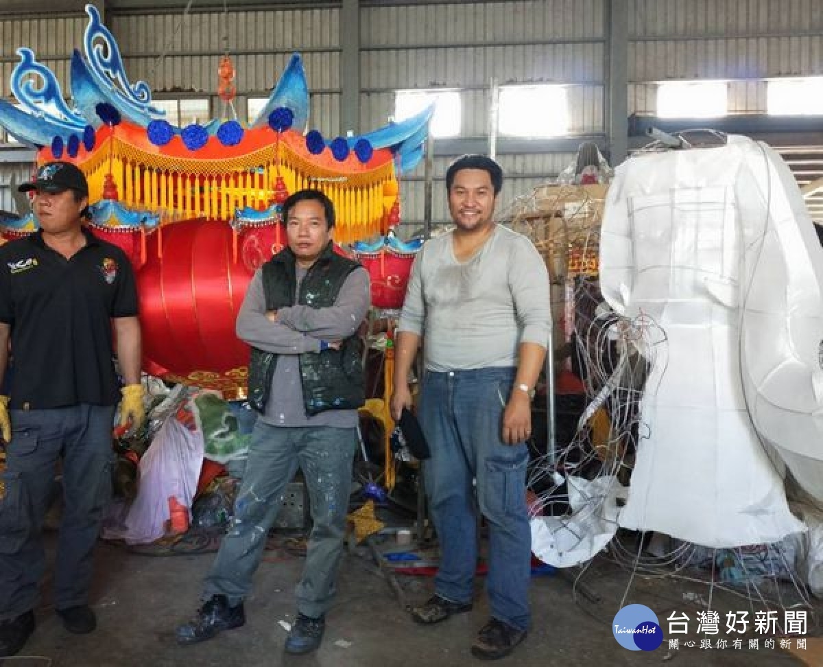 北港知名工藝師吳登興受馬來西亞康寧寺邀請，跨國設計今年祈福主燈以及平安總燈，將「燈會原鄉」的工藝之美帶到國際舞台，為國爭光。