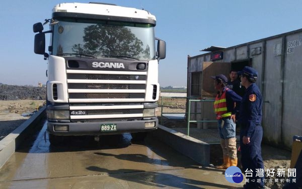 雲164縣道因北港滯洪池工程，導致砂石車爆增且險象環生，北港警方為維護鄉親安全及環境品質，特規劃交通稽查勤務，加強取締超載之砂石車等違法車輛。
