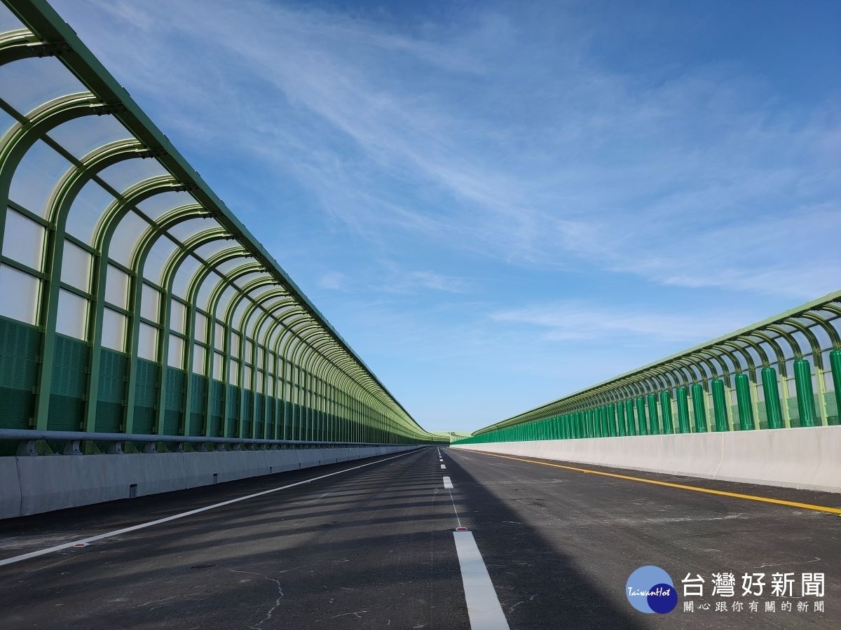 沿線部分路段架設半包覆的隔音牆,確保南北往來的車聲,不會滋擾大杓鷸。圖/記者鄧富珍攝