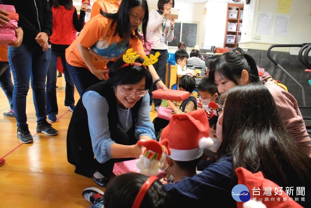「和仁志工」連續10年，為家扶慢飛天使圓夢，縣長王惠美到場關心孩童發禮物。