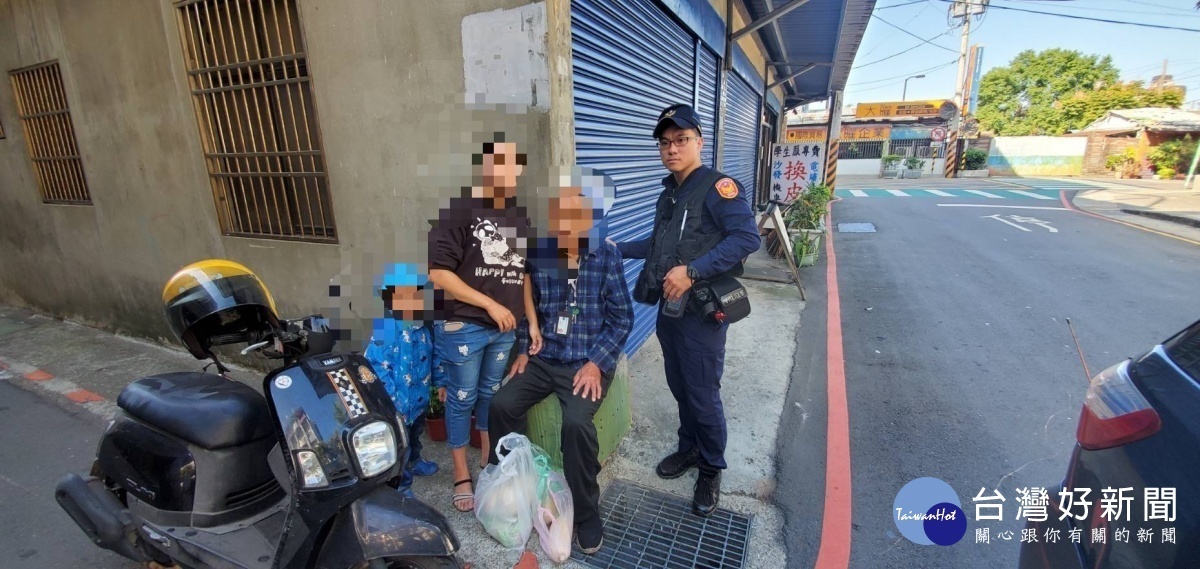 九旬老翁疑似身體不適倒臥路旁,八德警方協助返家。
