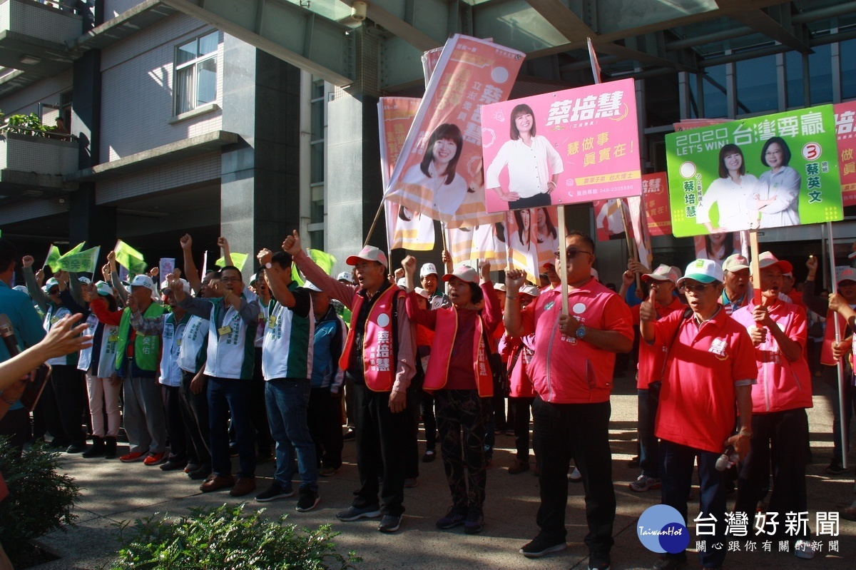 民進黨陳蔡兩隊人馬互助加油。（記者扶小萍攝）