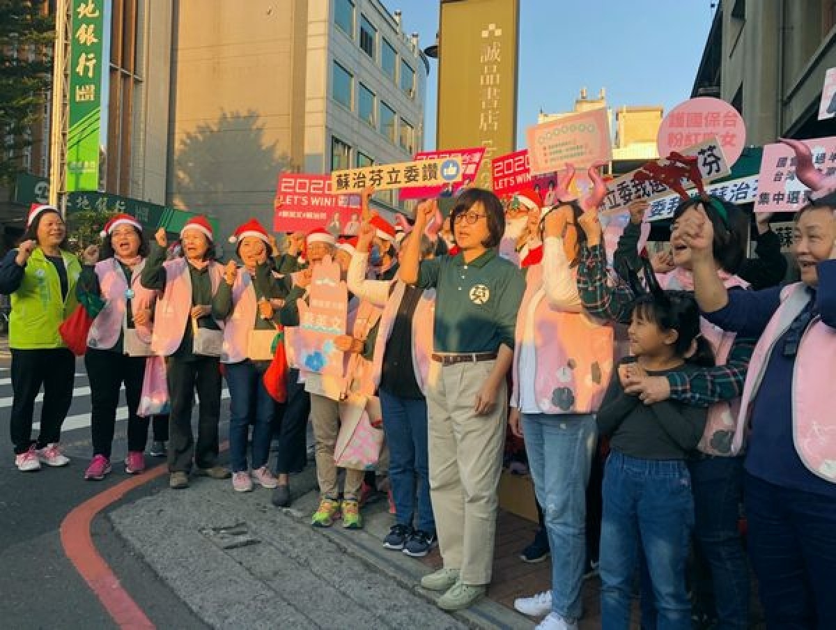 雲林首場小英姊妹會掃街活動，蘇治芬與姊妹們沿路發送糖果，化身對抗中國惡勢力、守護台灣民主自由的「粉紅魔女」，期以最強女力呼籲雲林鄉親支持。