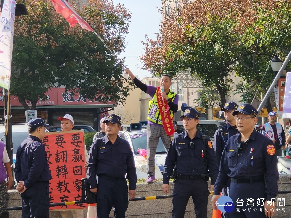 安定力量的立委抽到6號陳志傑（安定力量）則在場邊高喊下架民進黨。圖／記者鄧富珍攝