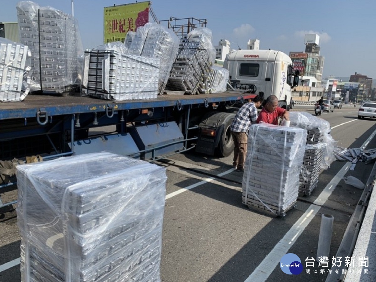 拖板車急煞白鋁掉滿地 太陽照射宛如古代堆積的官銀