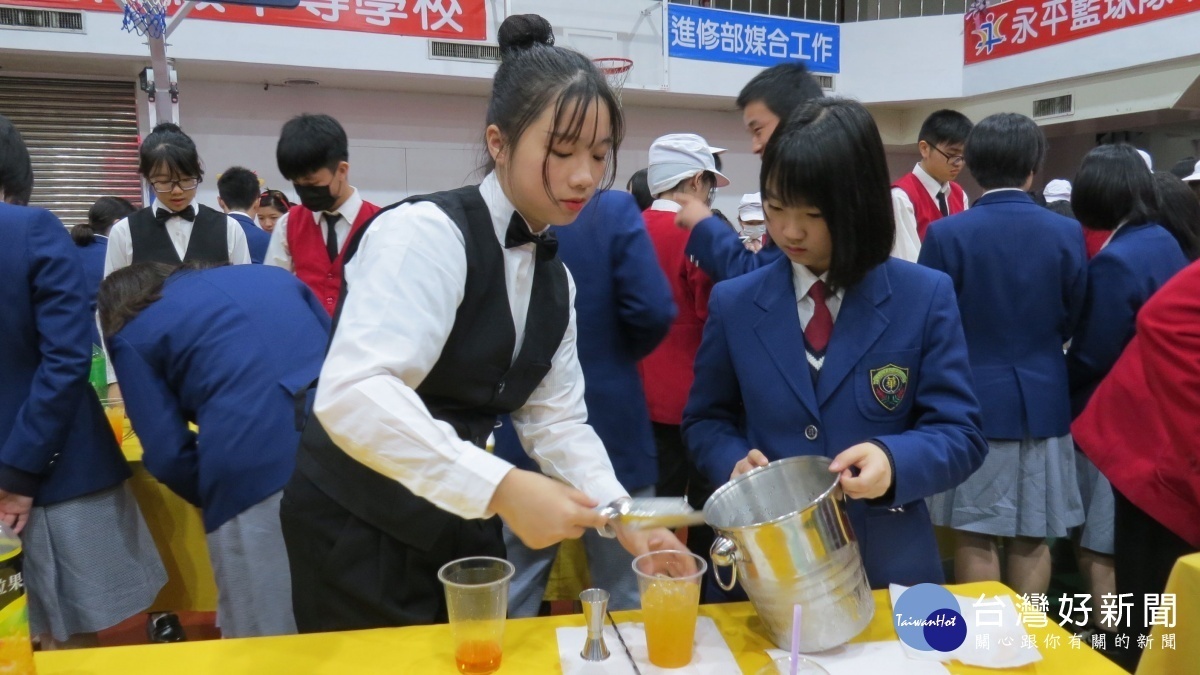 日本華陵高校來台前往永平工商進行見學旅行，體驗台灣技職學校的實作課程。