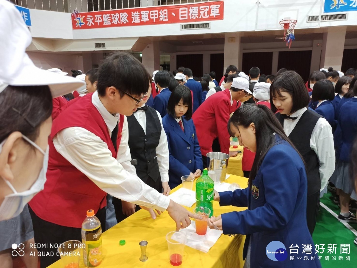 永平學生指導華陵高校學生飲料調製。(圖/林鵬程攝)