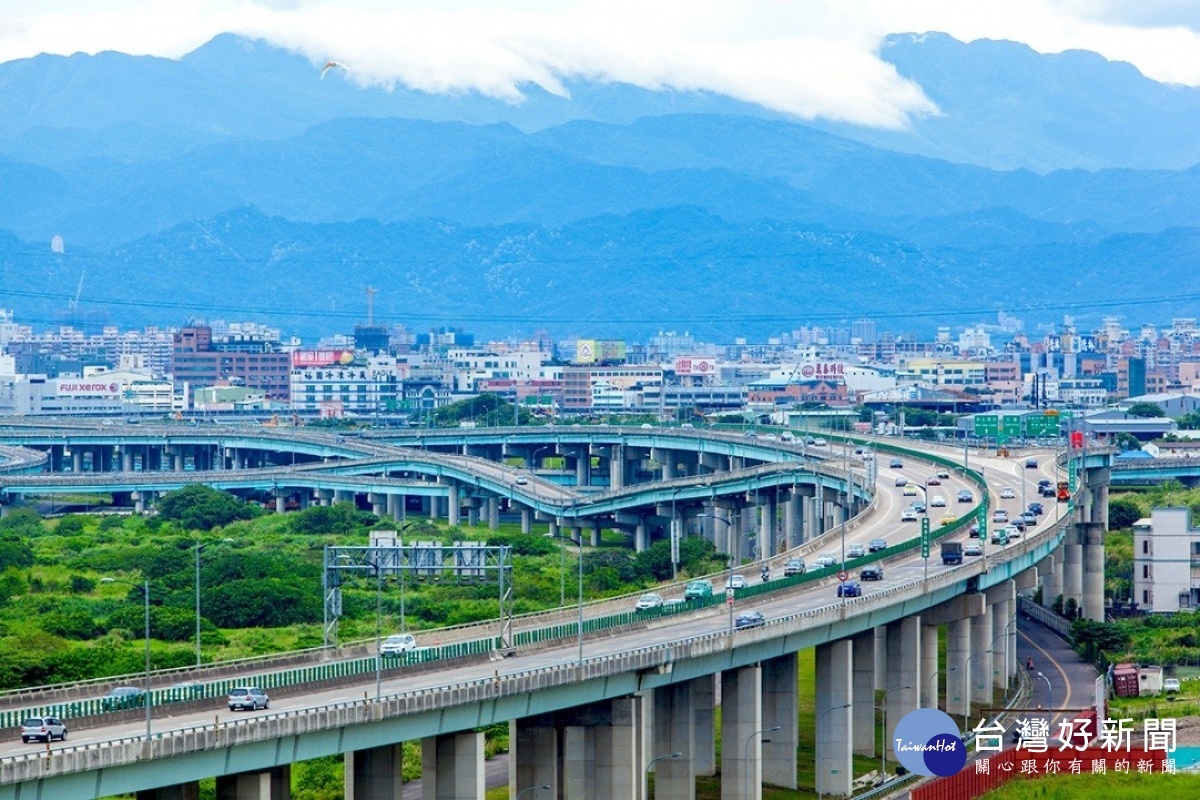 泰山前往台北市車程約莫15分鐘，擁有64、65雙快速道路，加上機捷、捷運丹鳳站，交通便捷利多，讓泰山房市身價看俏。