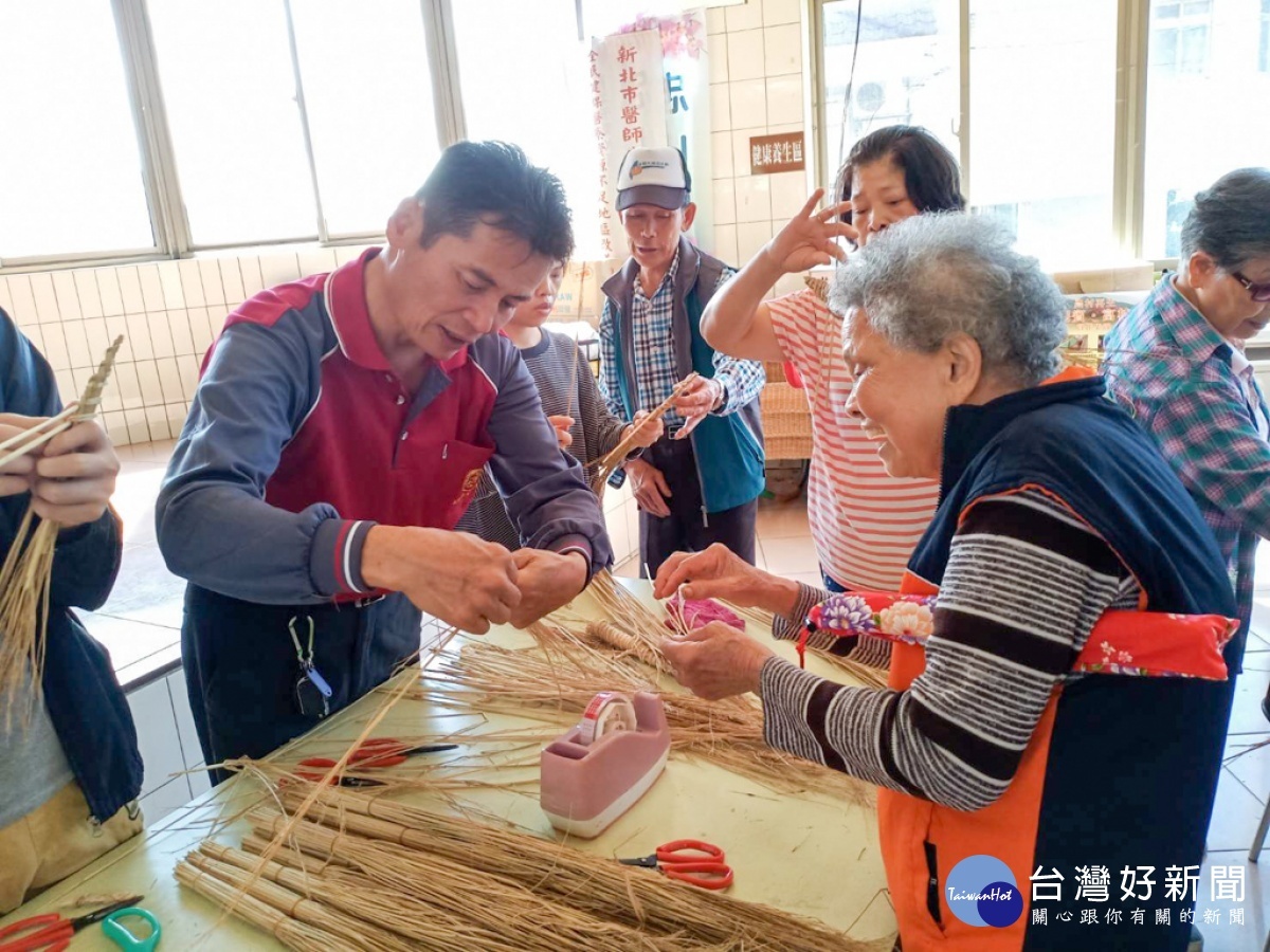 在社區裡居民傳授草編技術製作搥背棒照護社區老人。（圖/記者王丰禾攝）