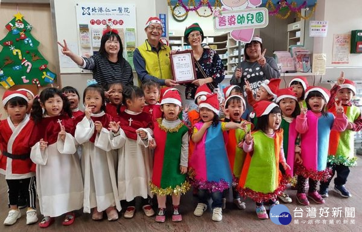 北港仁一醫院舉辦愛心義賣會，還邀請幼兒園小朋友裝扮成聖誕小天使與院內長輩們一起品嘗麻油麵線歡度聖誕節，祝福長輩們身體健康。