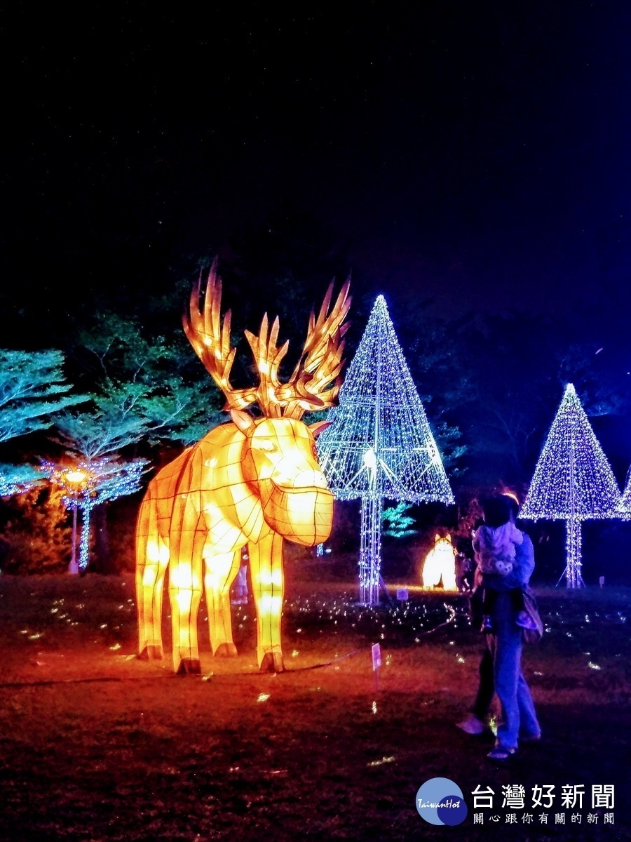 節慶嘉年華區的聖誕樹，糜鹿等元素最有聖誕節氣氛。