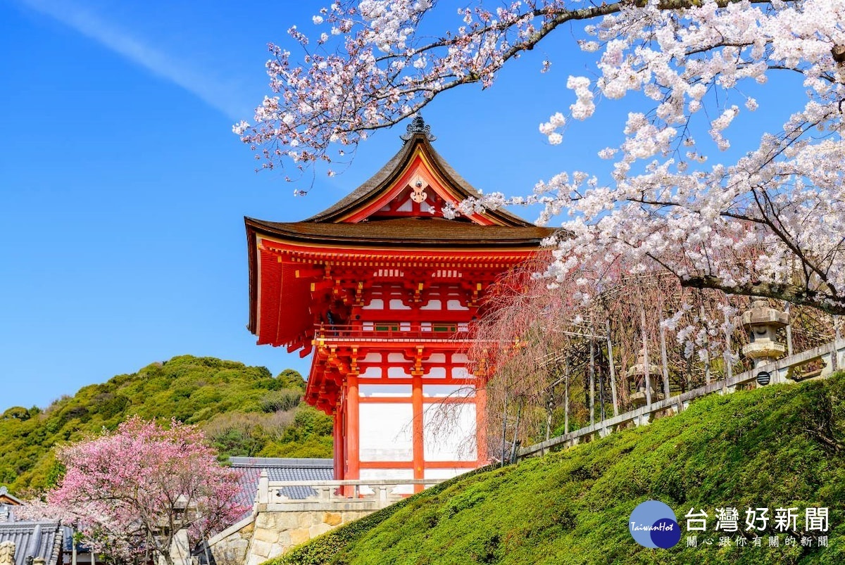 清水寺是京都最古老的寺院，春秋分別是賞櫻、賞楓勝地，而冬夏兩季也展現不同的面貌的美麗。（圖／暢遊旅行社提供）