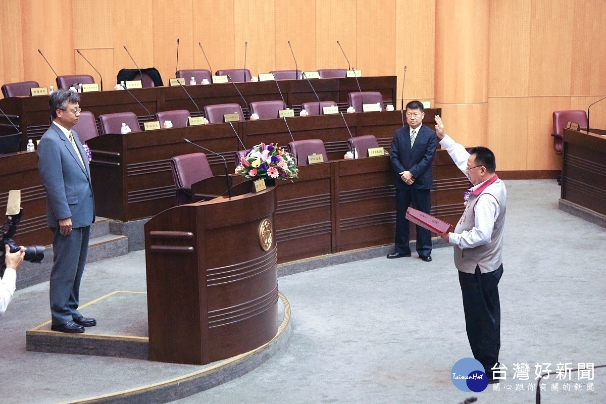 在桃園地方法院庭長張益銘監誓中,桃園市議員蘇志強完成宣誓就職。