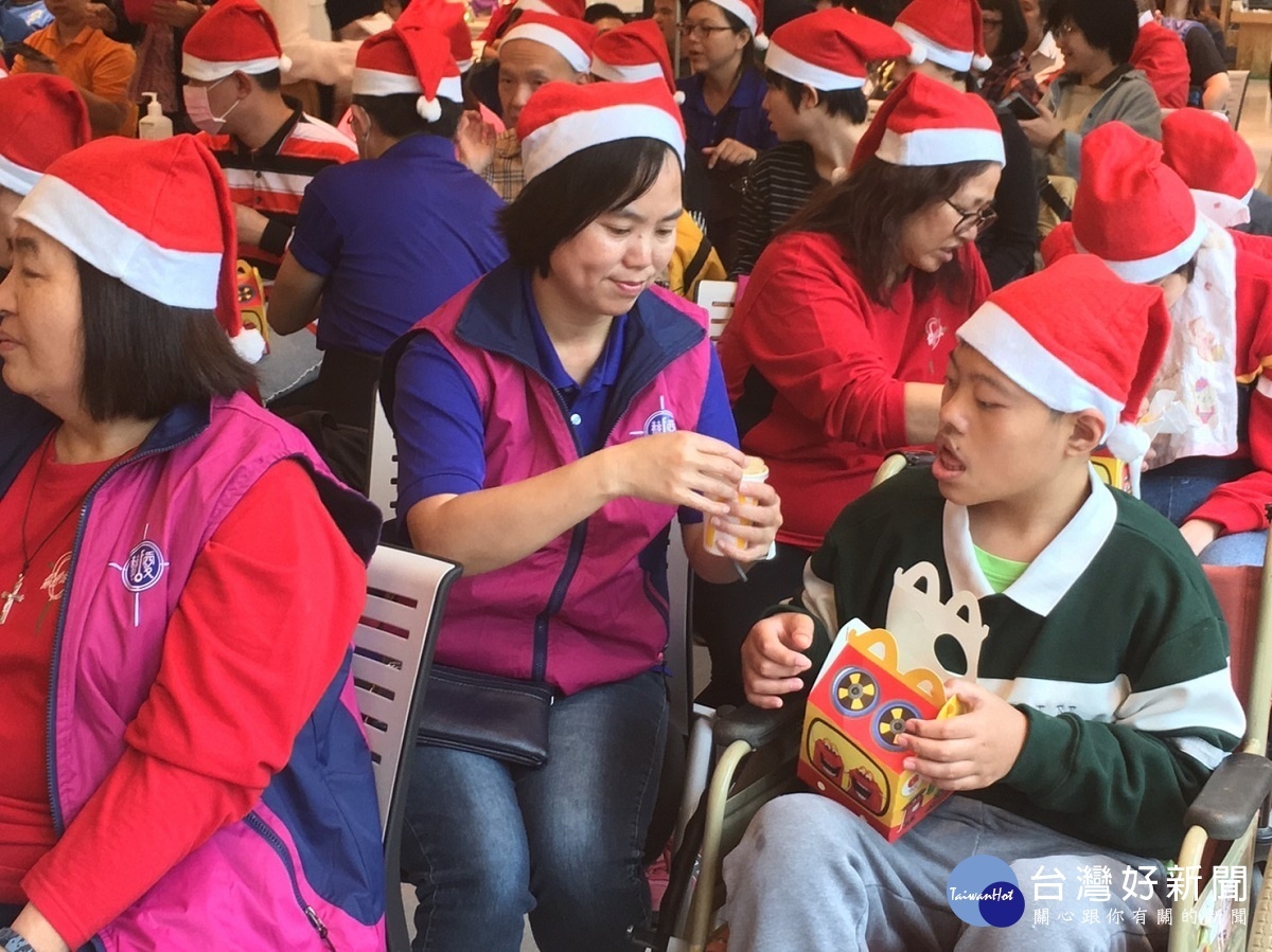 彰化秀傳醫院舉辦圓夢送禮物活動,圓滿1050位孩子耶誕心願。