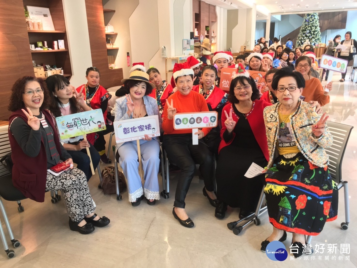 彰化秀傳醫院舉辦圓夢送禮物活動,圓滿1050位孩子耶誕心願。