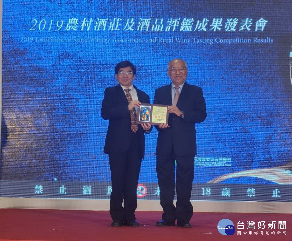 信義農會總幹事黃志輝代表領獎。