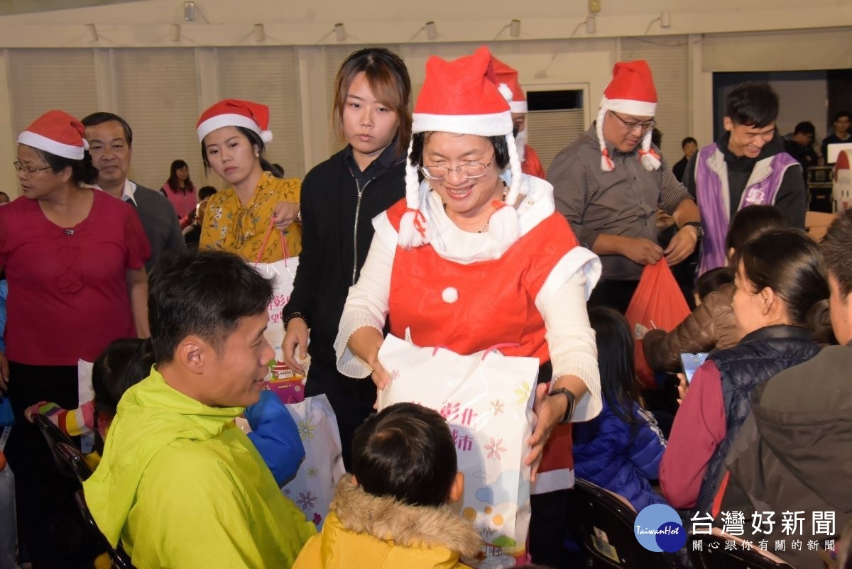 耶誕感恩音樂會中，縣長王惠美贈送小朋友耶誕禮物。