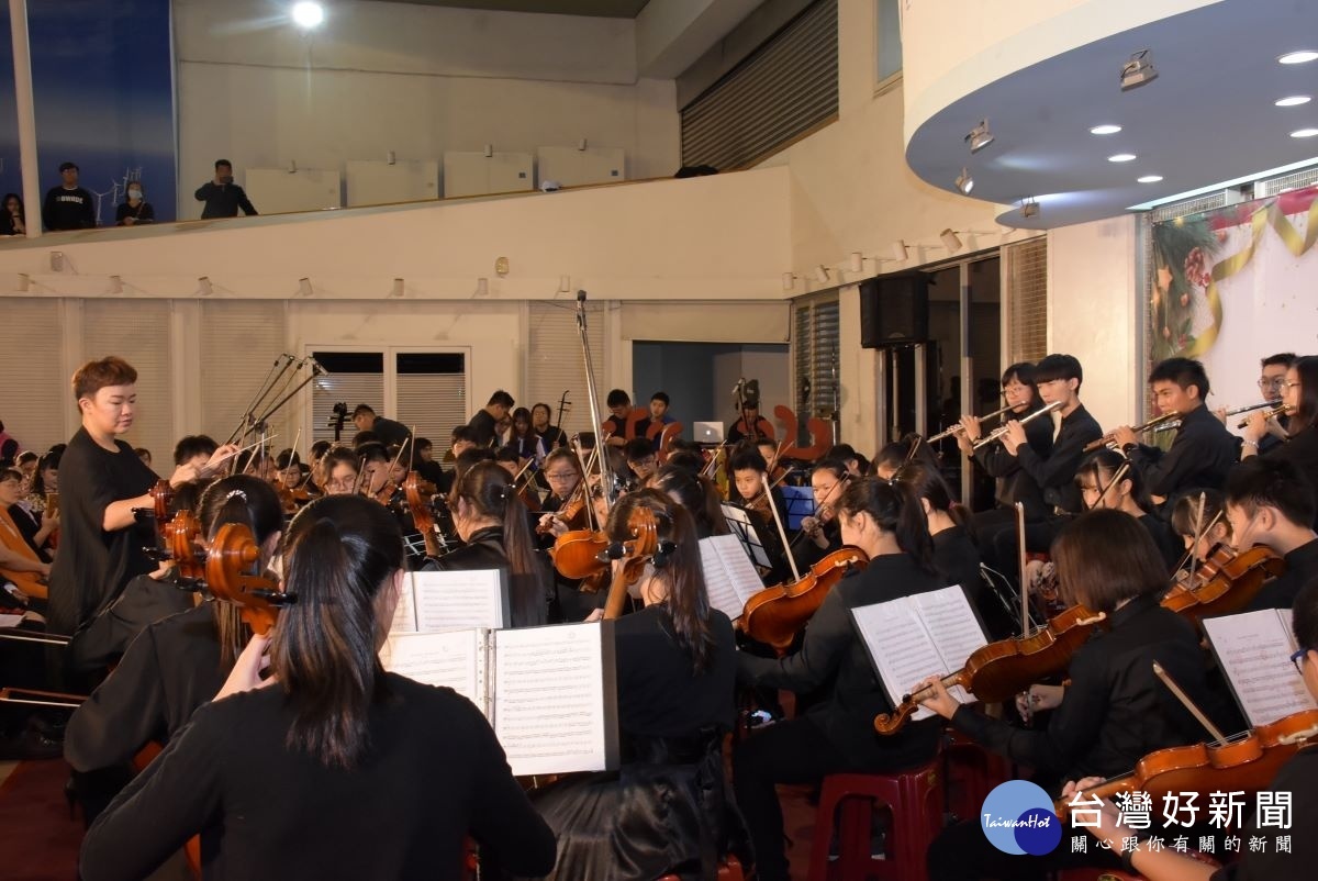 彰化清少年管弦樂團演出。