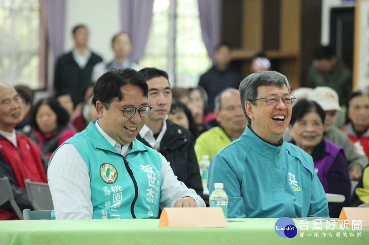 副總統陳建仁陪同立法委員候選人黃世杰,一同參訪桃園楊梅豐野社區活動中心,向長輩宣導照護以及長照政策。