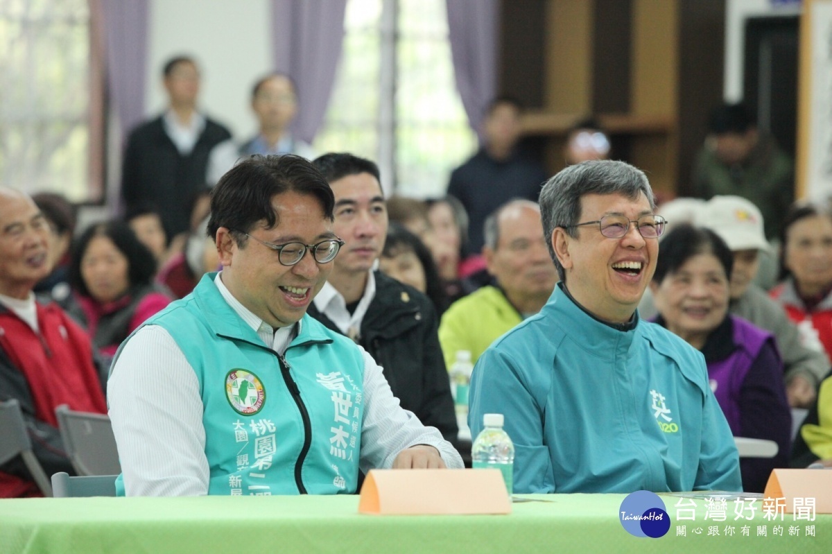 副總統陳建仁陪同立法委員候選人黃世杰，一同參訪桃園楊梅豐野社區活動中心，向長輩宣導照護以及長照政策。