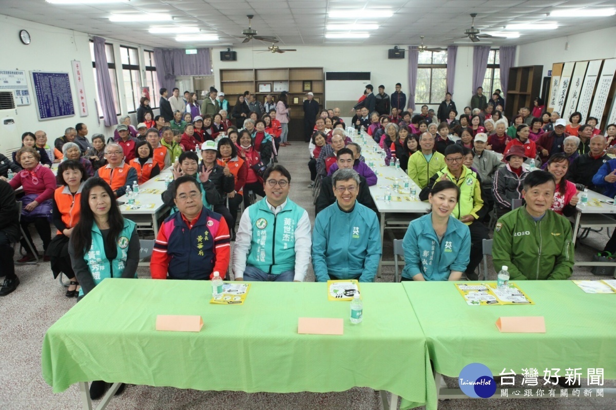 副總統陳建仁陪同立法委員候選人黃世杰,一同參訪桃園楊梅豐野社區活動中心,向長輩宣導照護以及長照政策。