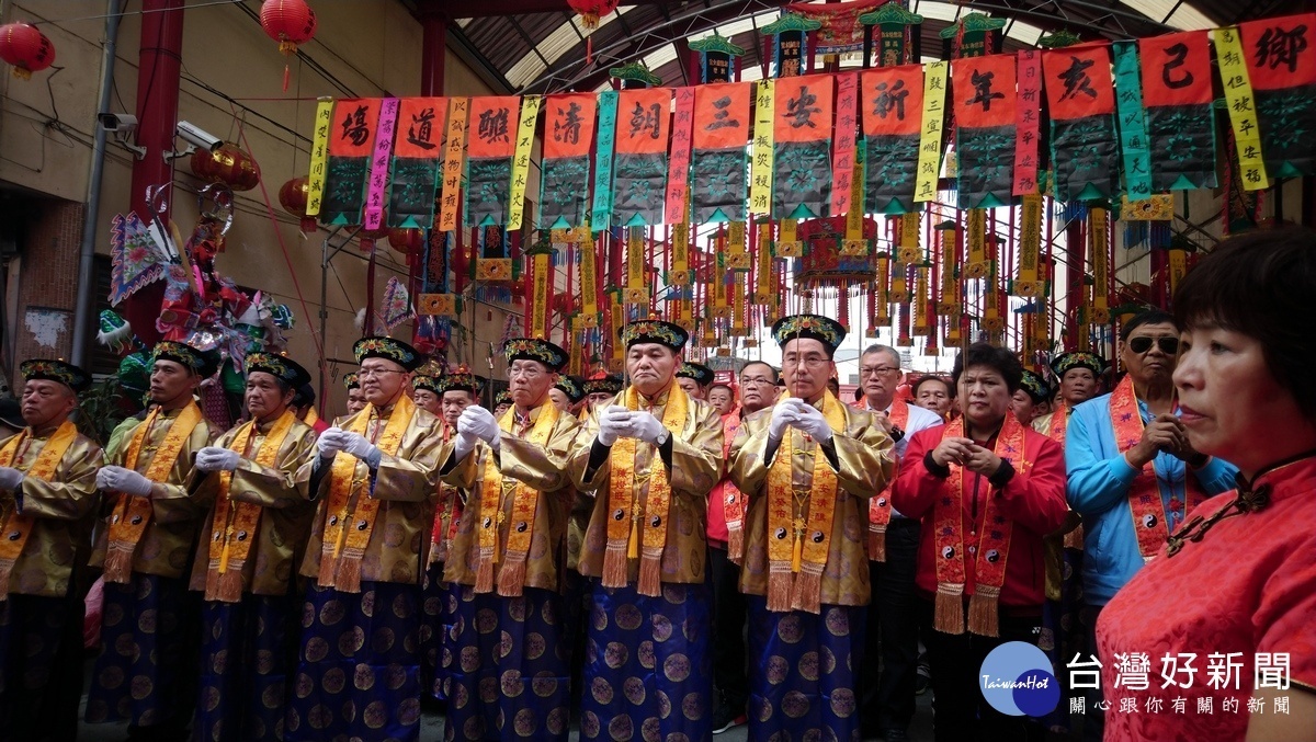 水里鄉清醮祭典，林縣長參與總壇開香儀式。〈記者吳素珍攝〉