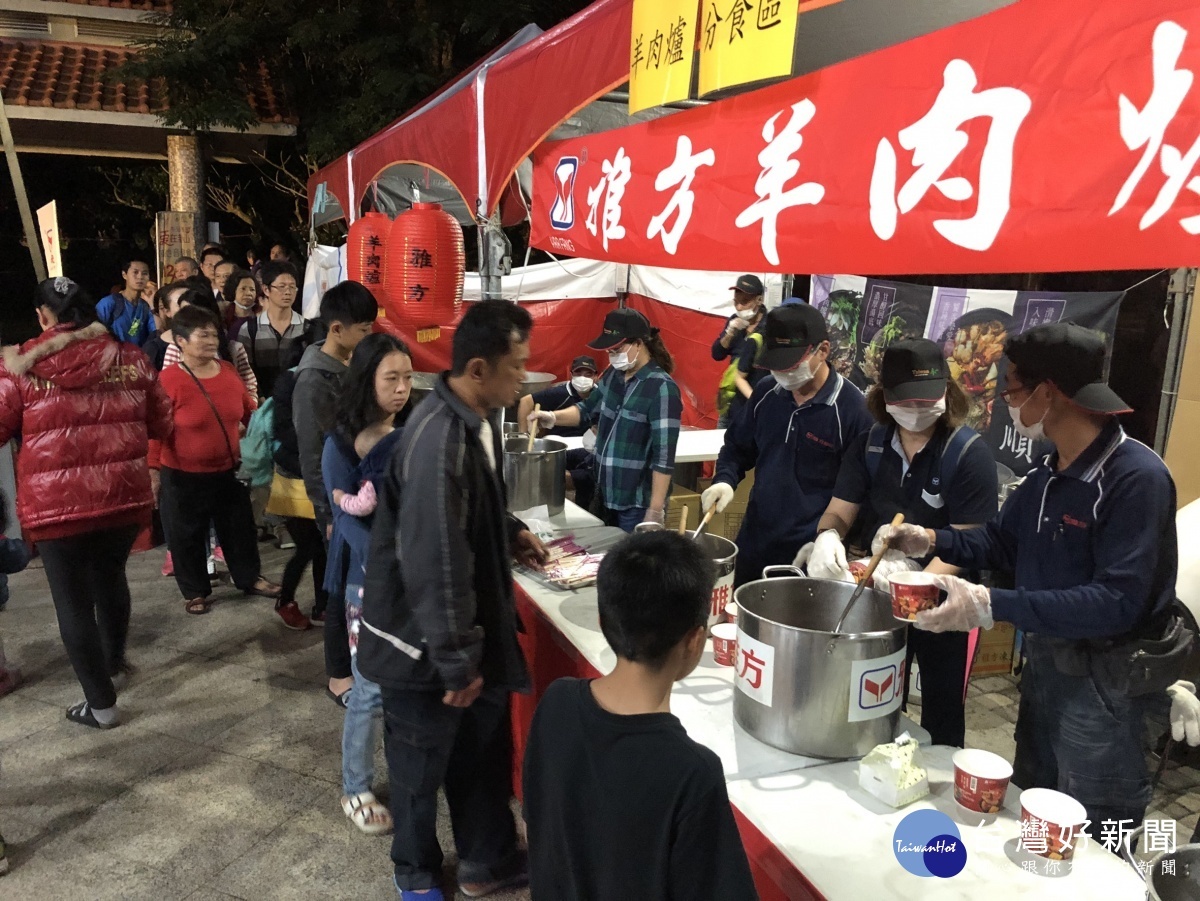 「冬至」愛在卦山暖冬草地音樂會湧進四千遊客,雅方國際提供千份洋肉爐,供民眾免費品嚐,現場大排長龍。