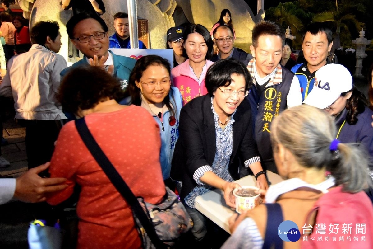 今天冬至,彰化縣長王惠美於彰化月影燈季祈福點燈儀式後,發送湯圓過節。