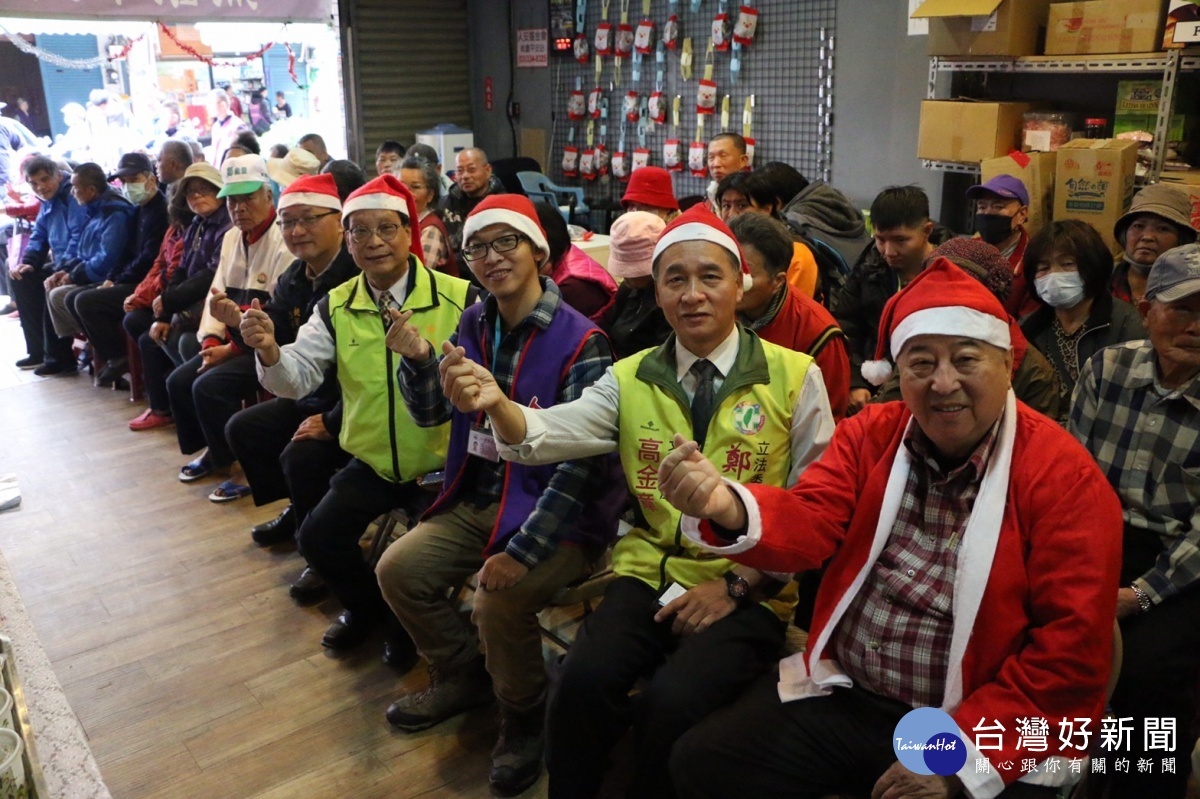 聖誕老人親臨桃園 送上熱食與毛毯關懷寒士