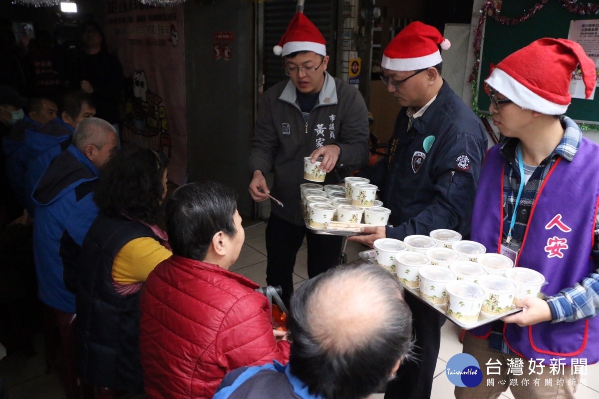 聖誕老人親臨桃園  送上熱食與毛毯關懷寒士