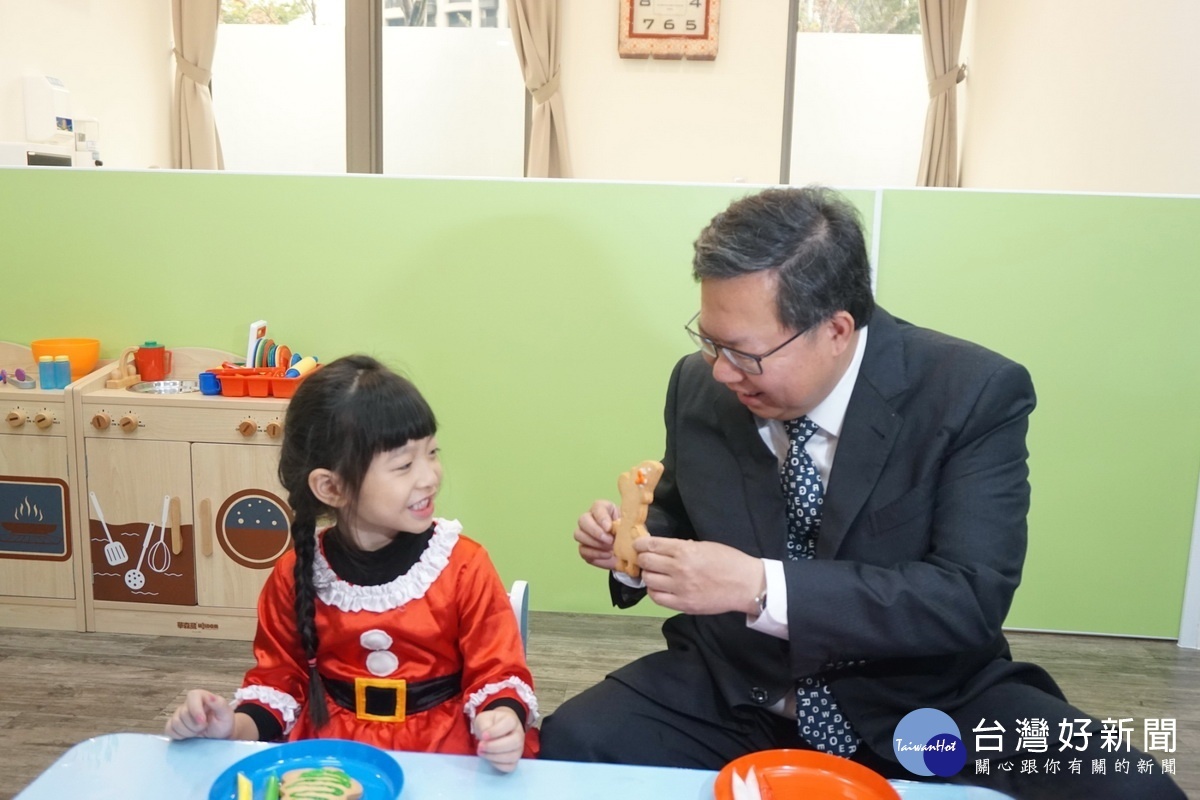 桃園市長鄭文燦在公設民營公托開幕，與小朋友們開心互動。