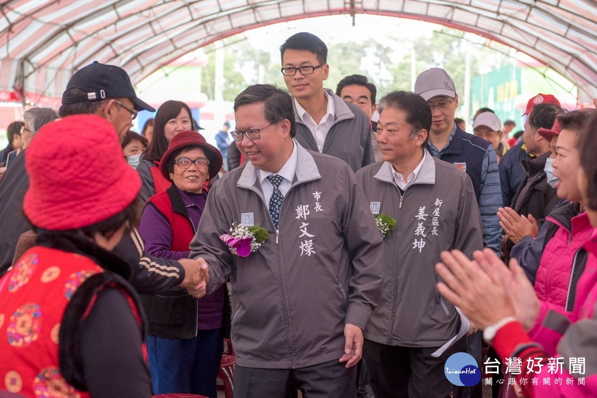 桃園市長鄭文燦於新屋埤親子運動廣場開工動土典禮中，與民眾互動熱絡。