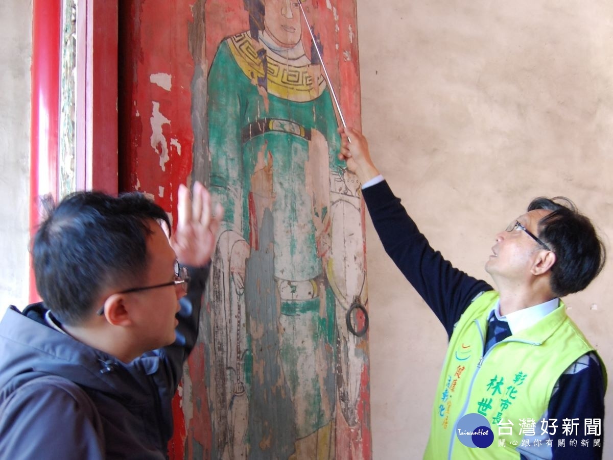 林世賢市長向文化部文資局人員說明聖王廟亟待修復的廟門等構件。