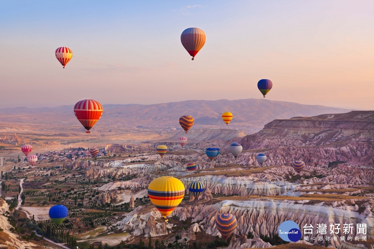 在熱氣球上欣賞蜿蜒大地的石灰岩山脈，因著光線不同產生色彩各異的景緻，非常漂亮。（圖／喜鴻假期提供）