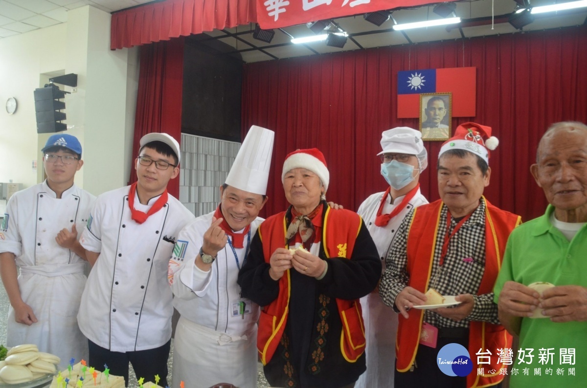 南亞學子獻手藝   伴孤老饗聖誕大餐