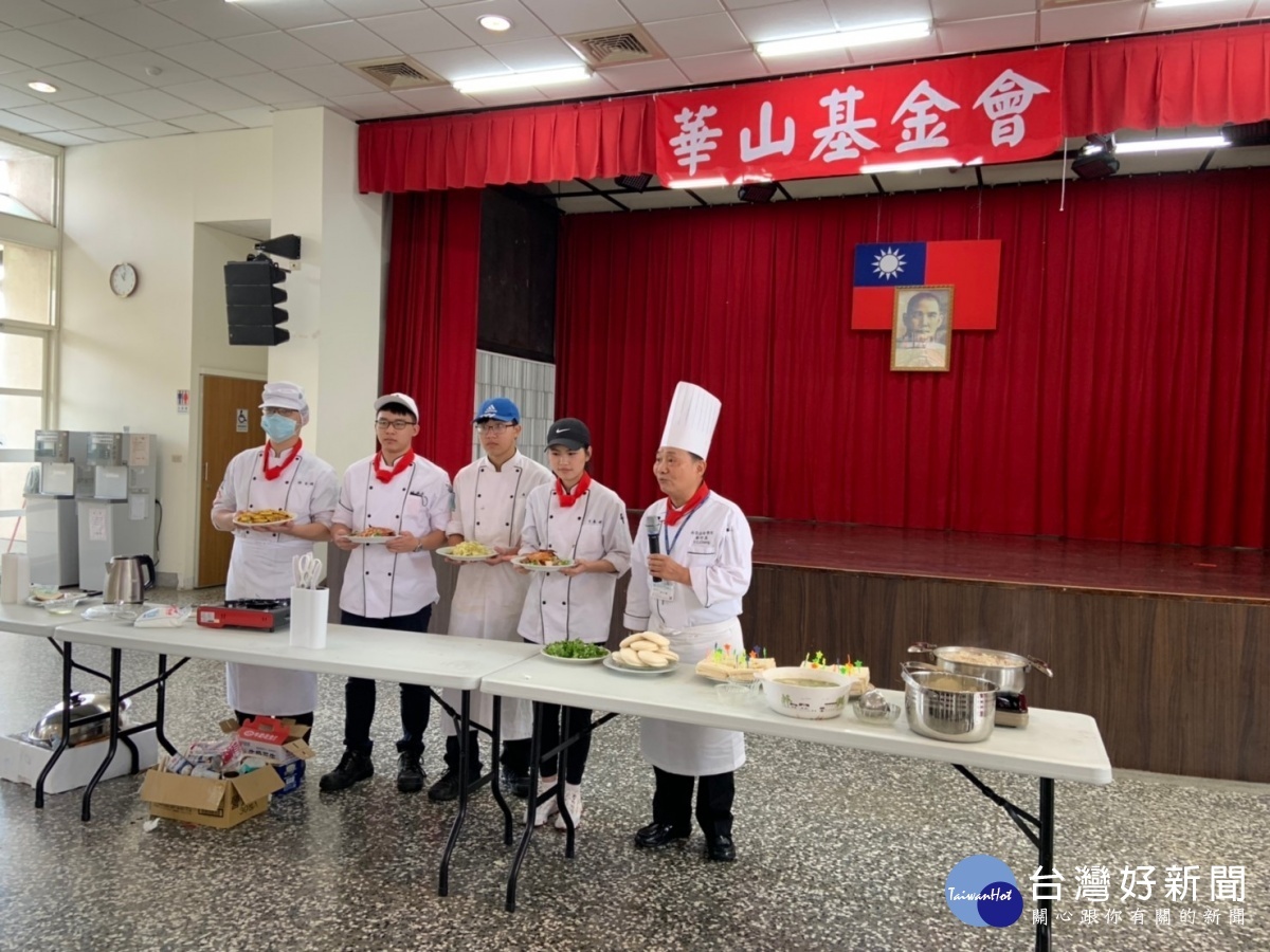 南亞學子獻手藝   伴孤老饗聖誕大餐