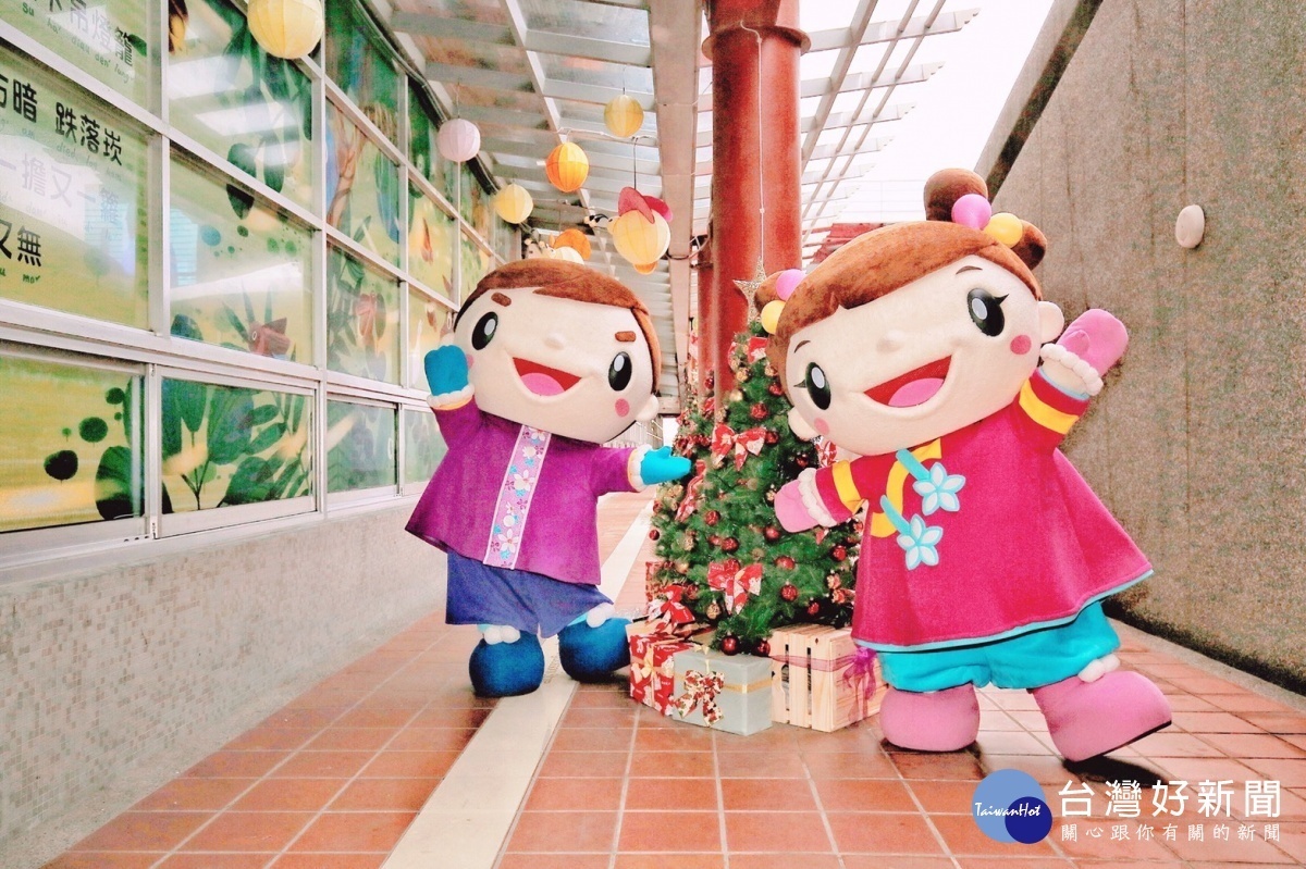 桃園市客家文化館結合創新客家花布,推出全台唯一客家風聖誕廊道。