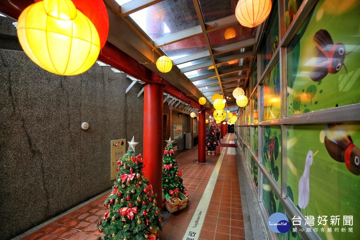 桃園市客家文化館結合創新客家花布，推出全台唯一客家風聖誕廊道。