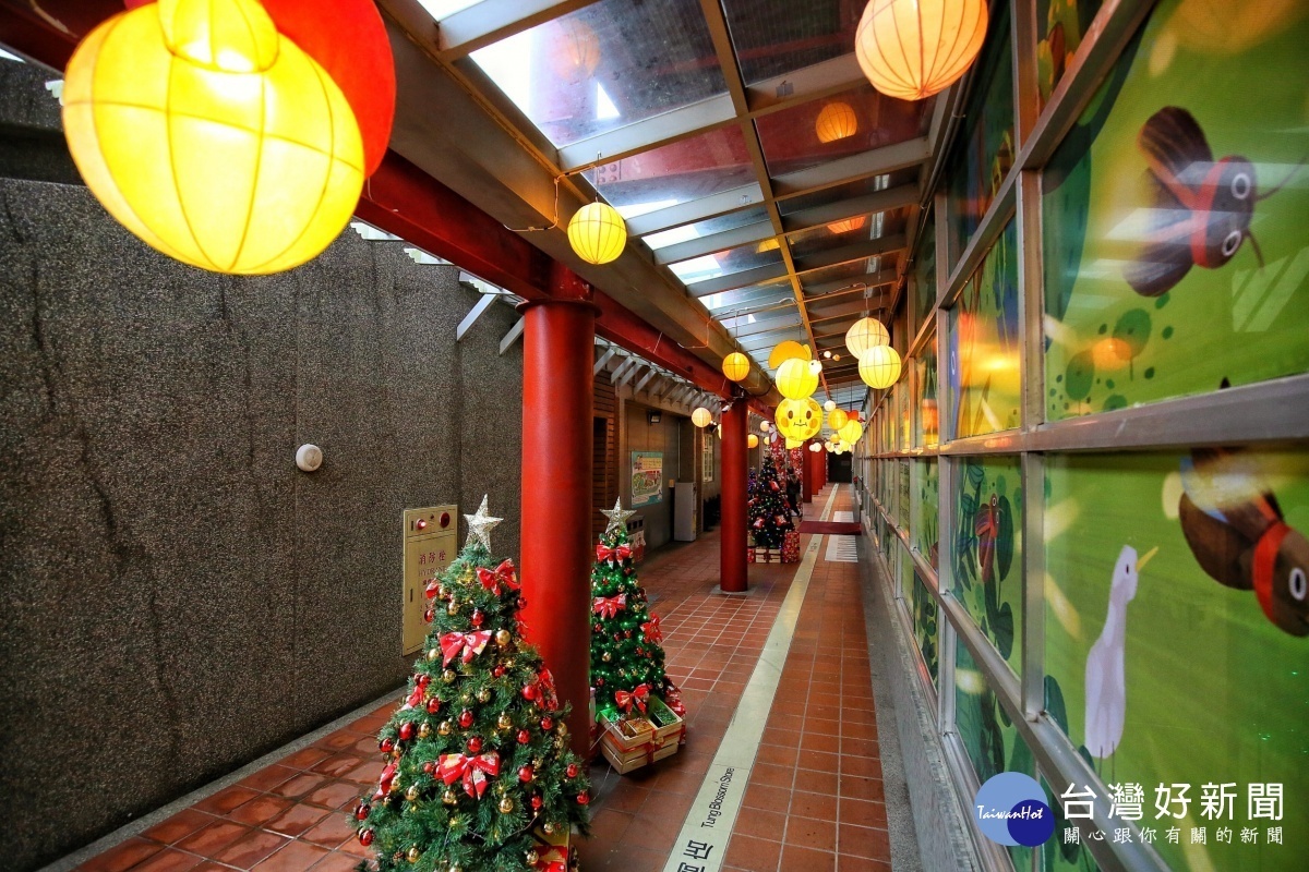 桃園市客家文化館結合創新客家花布,推出全台唯一客家風聖誕廊道。