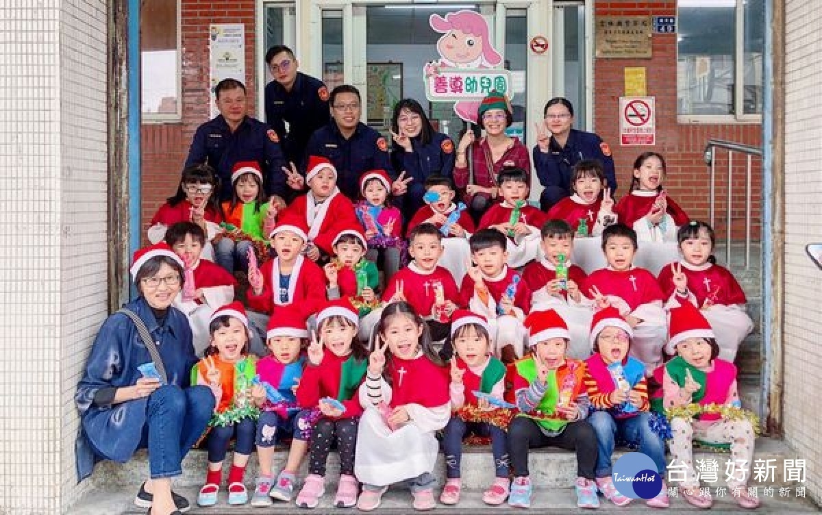 幼稚園小天使裝扮著可愛模樣，帶著溫暖的祝福前往北港派出所報佳音，童言童語伴隨輕鬆的舞曲演出，向辛苦維護治安、守護人民安全的警察致敬。