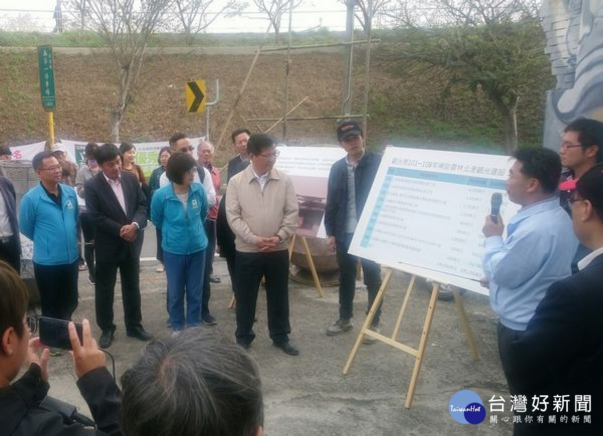立委蘇治芬邀交通部長林佳龍視察雲林北港,關心鄉親最期盼的北港女兒橋延伸至嘉義,以及台78甲是否施作等,林部長現場允諾政府掛保證一定會完成。