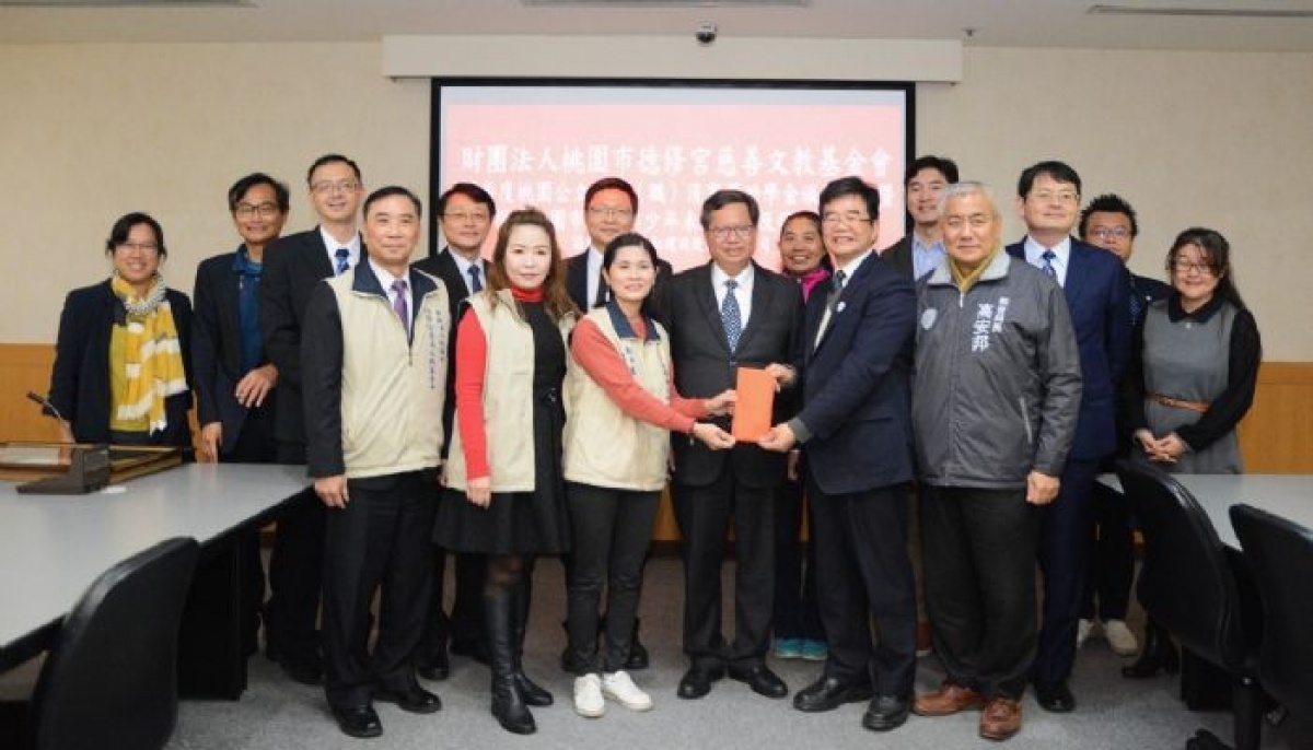 市長與教育局長高安邦、德修宮慈善文教基金會同仁及各學校代表合影