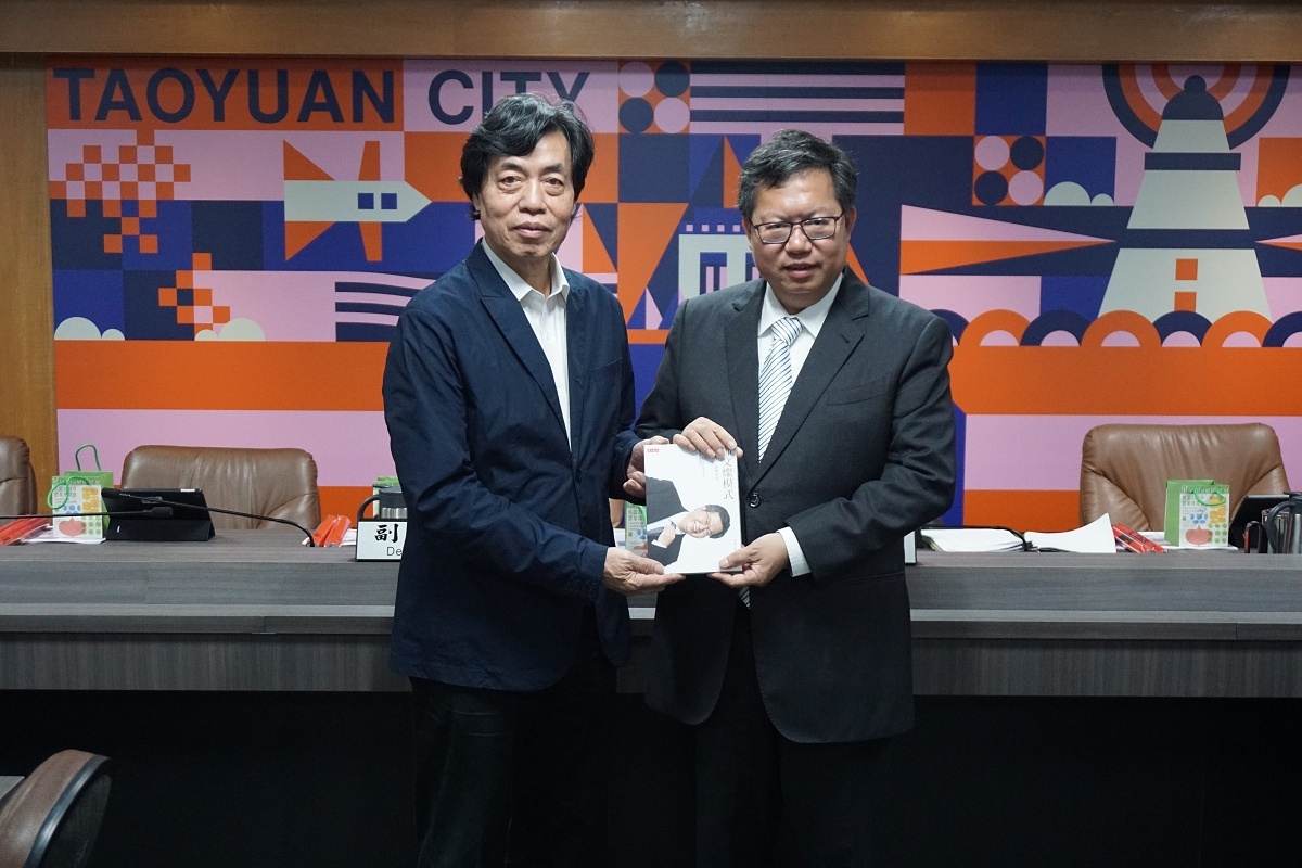 桃園市長鄭文燦贈送紀念品予書法名家朱振南。