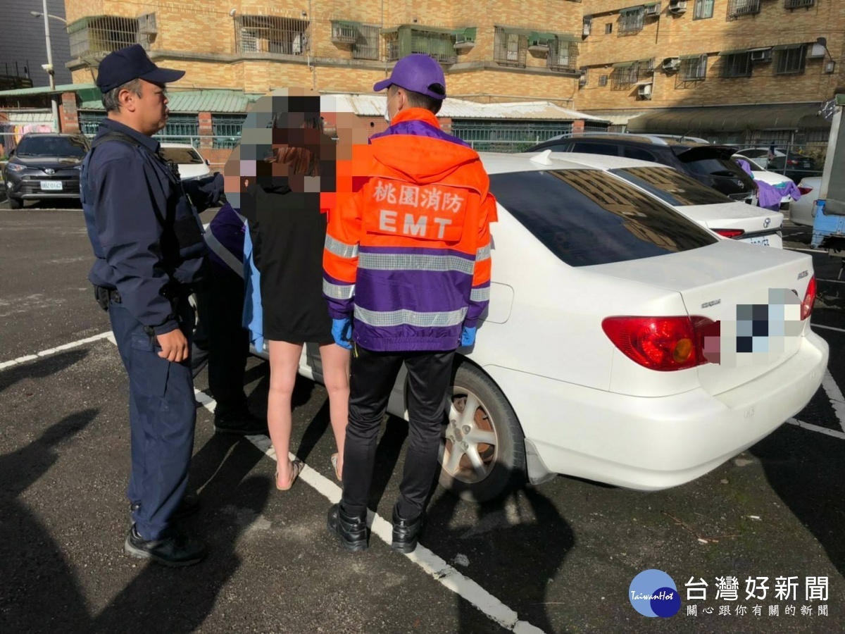 滿月男嬰反鎖車內，警破車窗助脫困 。